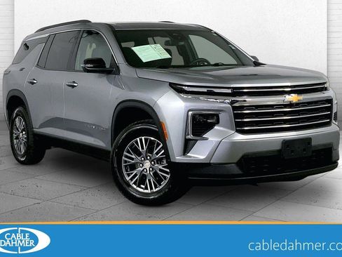 Used 2024 Chevrolet Traverse LT image 1