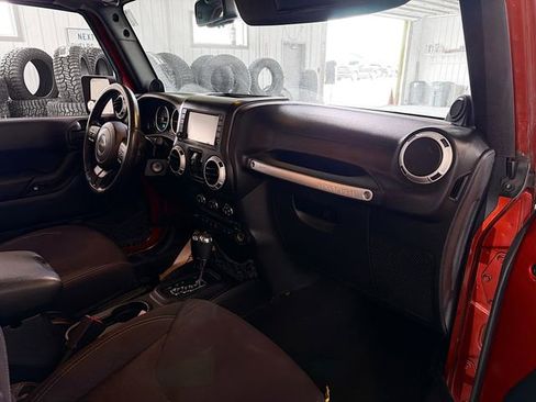 Used 2014 Jeep Wrangler Unlimited Sahara w/ Connectivity Group AWD/4WD image 12