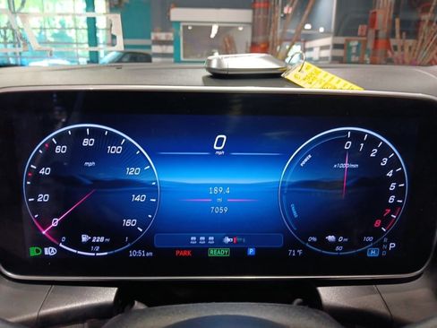 Used 2025 Mercedes-Benz GLC 350e 4MATIC image 4