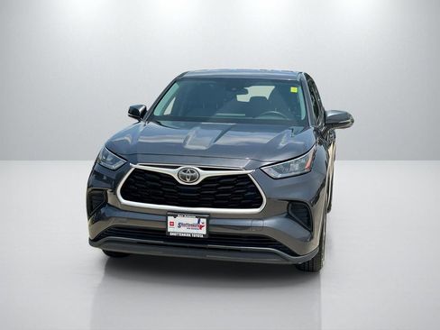 Used 2020 Toyota Highlander L FWD image 2