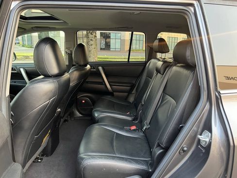 Used 2011 Toyota Highlander SE w/ Tow Pkg AWD/4WD image 10