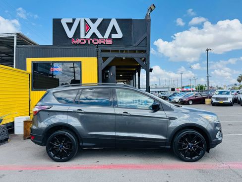 Used 2017 Ford Escape SE w/ SE Sport Appearance Package FWD image 4