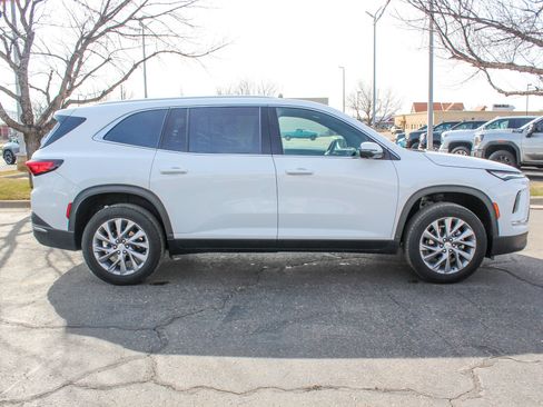 Used 2025 Buick Enclave Preferred AWD/4WD image 6