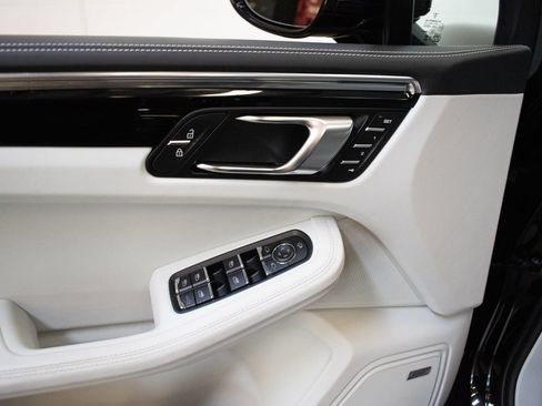 Certified 2026 Porsche Macan AWD/4WD image 19