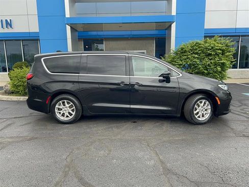 Used 2023 Chrysler Pacifica Touring-L FWD image 8