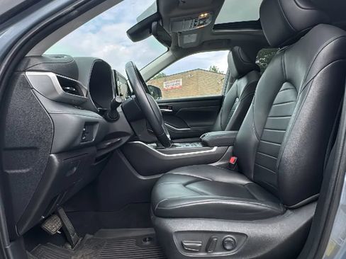 Used 2021 Toyota Highlander XLE AWD/4WD image 11