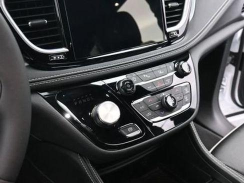Used 2026 Chrysler Pacifica Limited FWD image 20