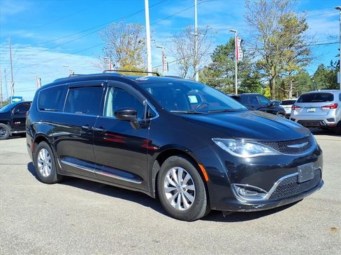 Used 2018 Chrysler Pacifica Touring-L image 3