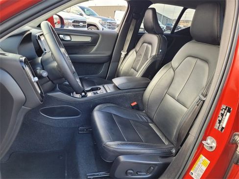Used 2023 Volvo XC40 B5 Core image 8
