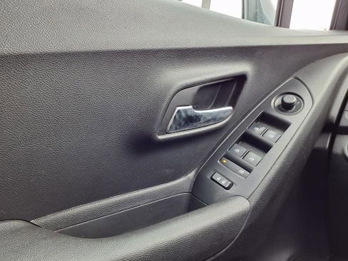 Used 2019 Chevrolet Trax LT w/ LT Convenience Package image 17