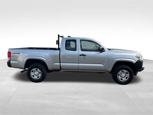 Used 2017 Toyota Tacoma SR AWD/4WD image 6