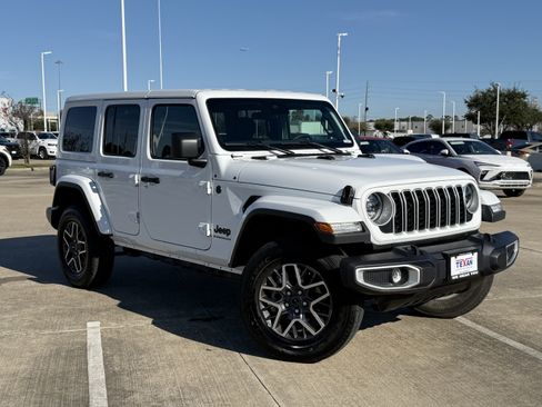 Used 2025 Jeep Wrangler Sahara image 2