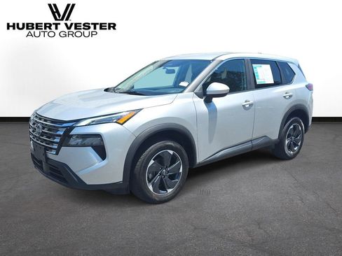 Used 2025 Nissan Rogue SV AWD/4WD image 2