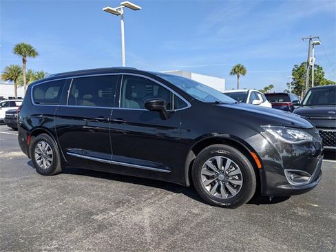 Used 2020 Chrysler Pacifica Touring-L Plus image 1