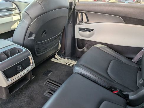 Used 2024 Kia Carnival LX image 25