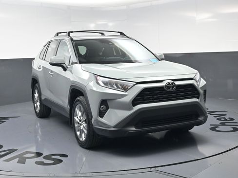 Used 2021 Toyota RAV4 XLE Premium image 3