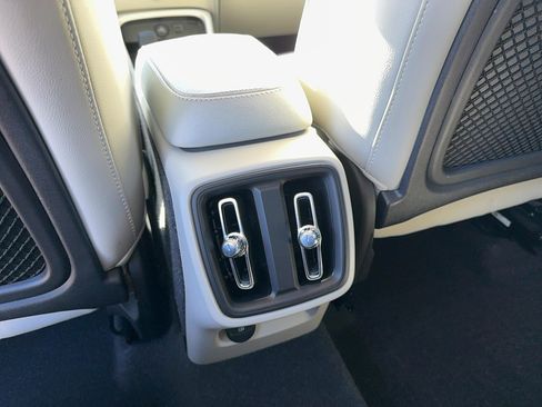 Certified 2022 Volvo XC40 T5 Momentum w/ Premium Package image 17