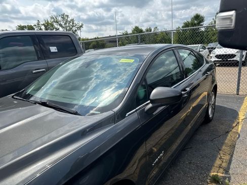Used 2019 Ford Fusion SE FWD image 14