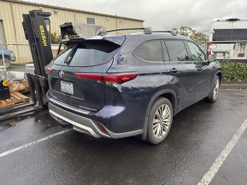 Used 2022 Toyota Highlander Platinum image 3