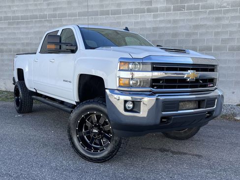 Used 2019 Chevrolet Silverado 2500 LT image 2