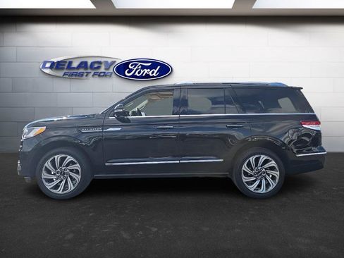 Used 2024 Lincoln Navigator Premiere image 2