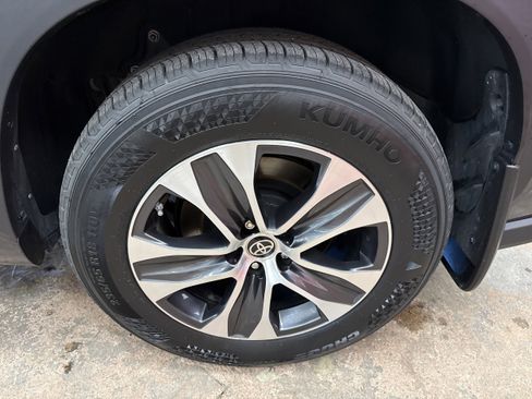 Used 2022 Toyota Highlander XLE image 9