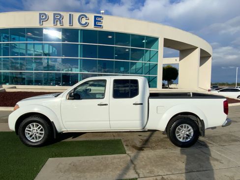 Used 2019 Nissan Frontier SV image 2