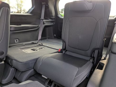 Used 2025 Jeep Grand Cherokee L Laredo image 15