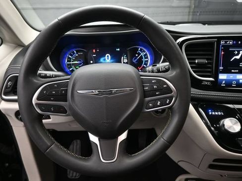 Used 2024 Chrysler Pacifica Limited FWD image 32