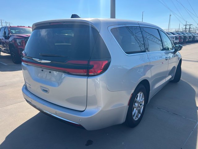 Used 2024 Chrysler Pacifica Touring-L FWD image 4