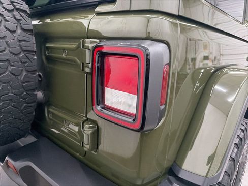 Used 2022 Jeep Wrangler Unlimited Rubicon w/ Cold Weather Group image 12