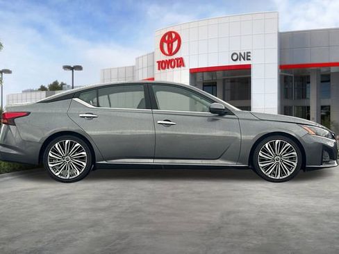 Used 2023 Nissan Altima 2.5 SL image 3