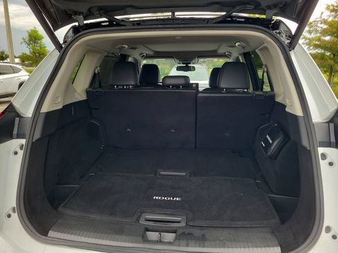 Used 2025 Nissan Rogue SL w/ SL Premium Package FWD image 10