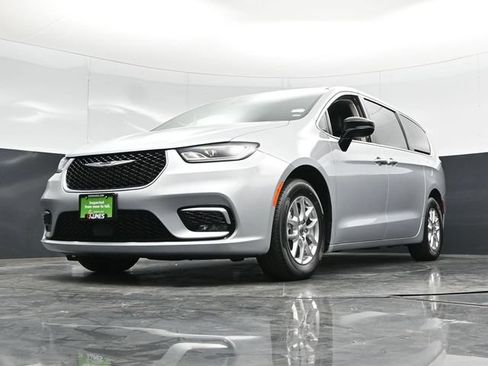 Certified 2024 Chrysler Pacifica Touring-L FWD image 58