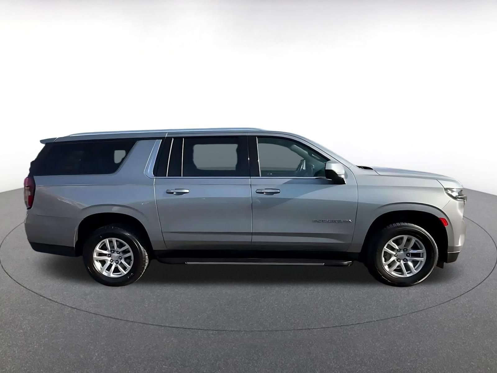 Used 2024 Chevrolet Suburban LT RWD image 15