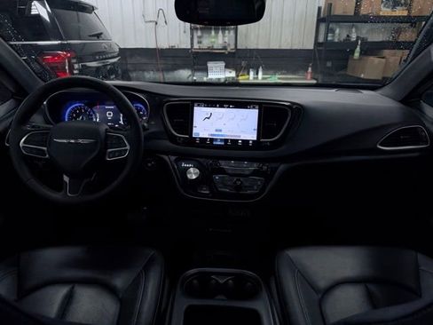Used 2025 Chrysler Pacifica Select FWD image 26