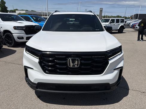 Used 2025 Honda Pilot Black Edition image 3