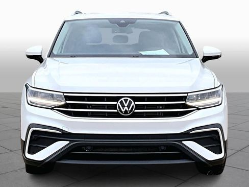 Used 2023 Volkswagen Tiguan SE w/ Panoramic Sunroof Package image 3