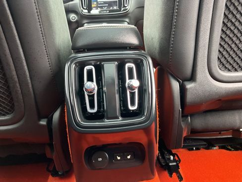 Used 2021 Volvo XC40 T5 R-Design image 34