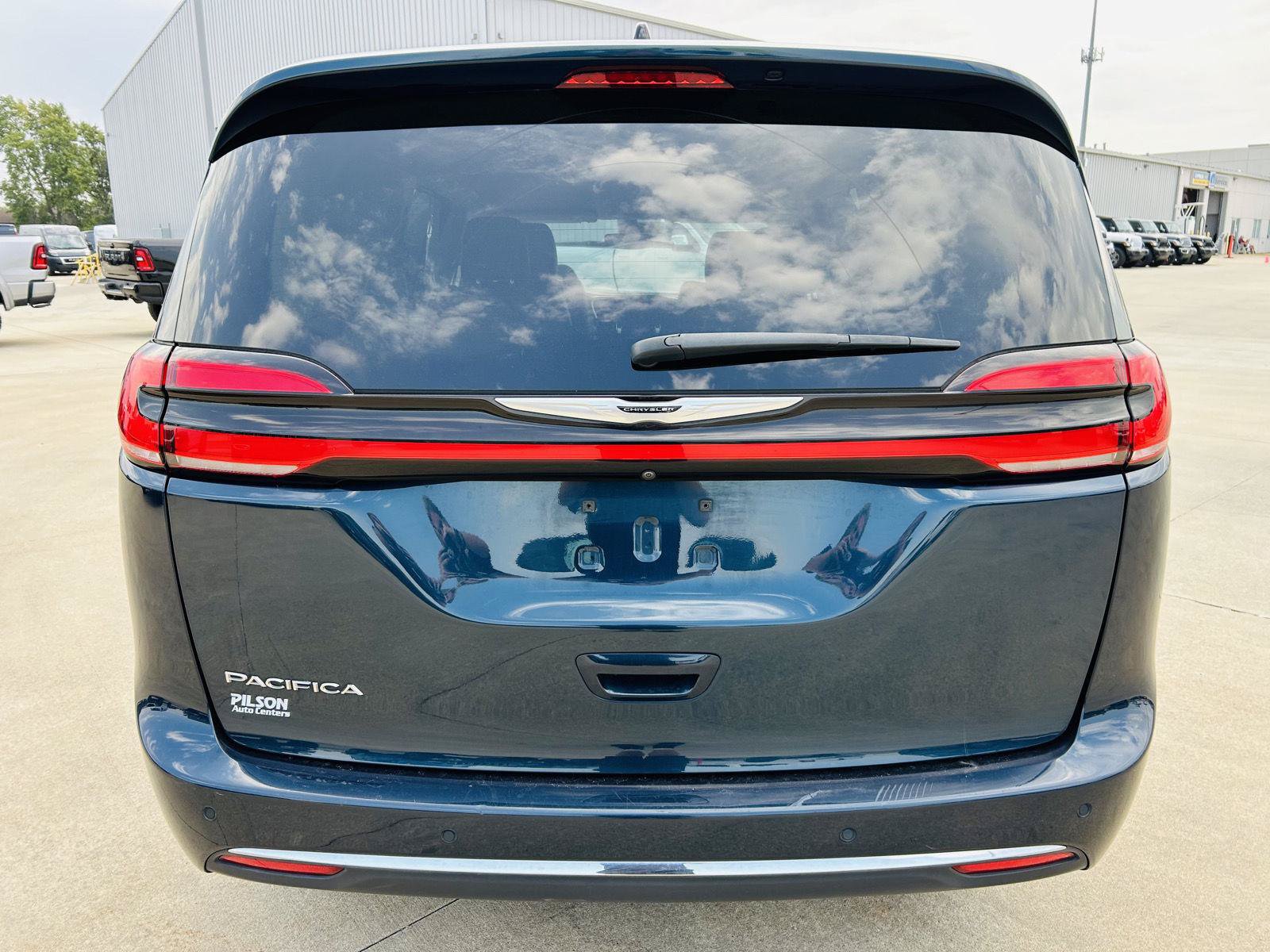 Used 2023 Chrysler Pacifica Touring-L FWD image 38