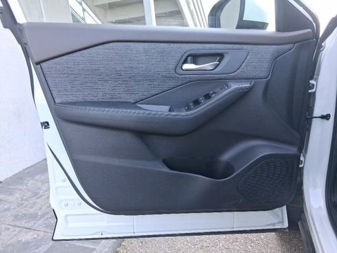 Certified 2023 Nissan Rogue SV image 15