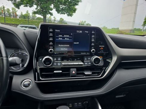 Used 2022 Toyota Highlander XLE FWD image 9