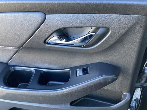 Used 2023 Chevrolet Traverse LT image 23