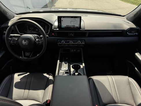 Used 2025 Honda Pilot Black Edition image 12