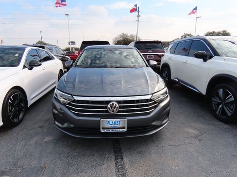 Used 2019 Volkswagen Jetta SE w/ Cold Weather Package image 5