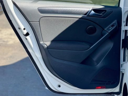 Used 2011 Volkswagen Golf 4-Door image 8