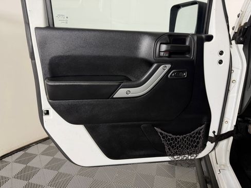 Used 2014 Jeep Wrangler Unlimited Rubicon image 18