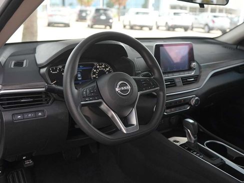 Used 2024 Nissan Altima 2.5 SV FWD image 2