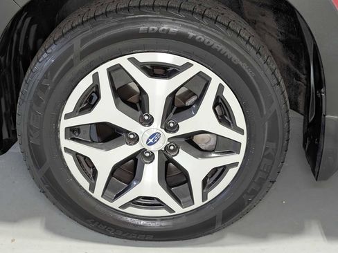 Used 2023 Subaru Forester Premium image 3