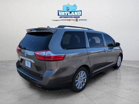 Used 2017 Toyota Sienna L image 5